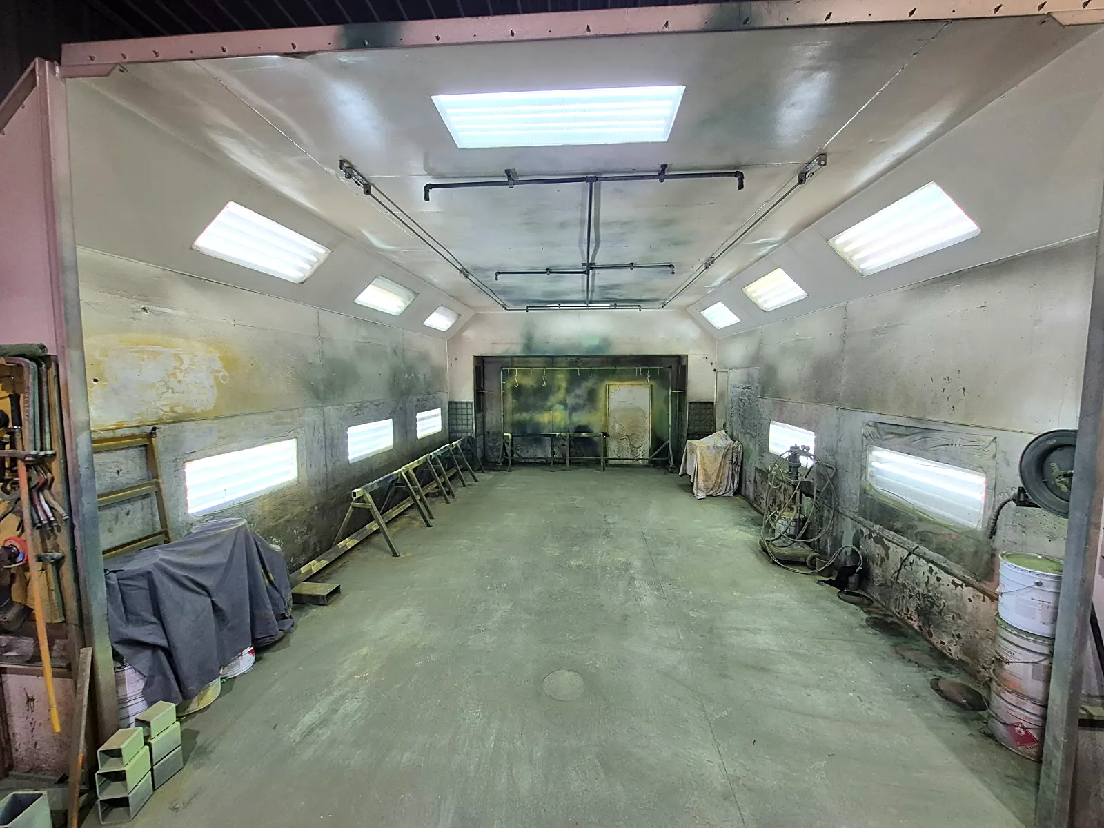 Cabine de peinture de l’atelier Fabrinov